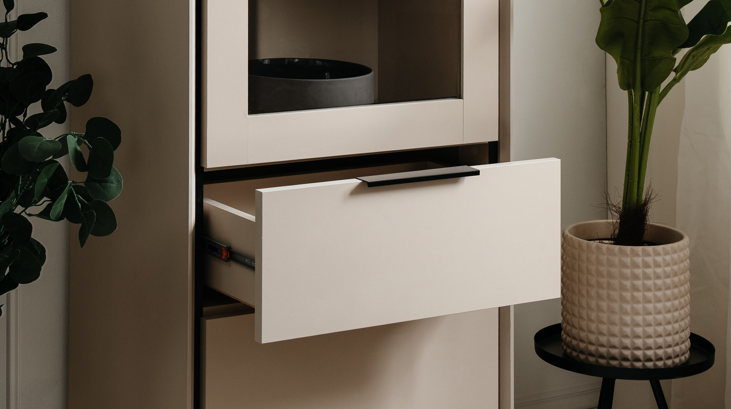 Vitrine mit Glastür beige schwarz Breite 60 cm - ARONA