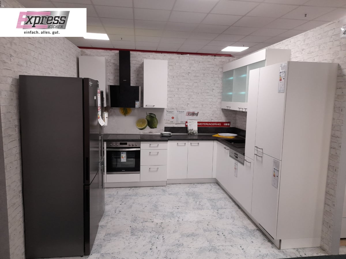 Eckküche 315 x 275 cm - mit Geräten - Küchenfronten matt - MOON