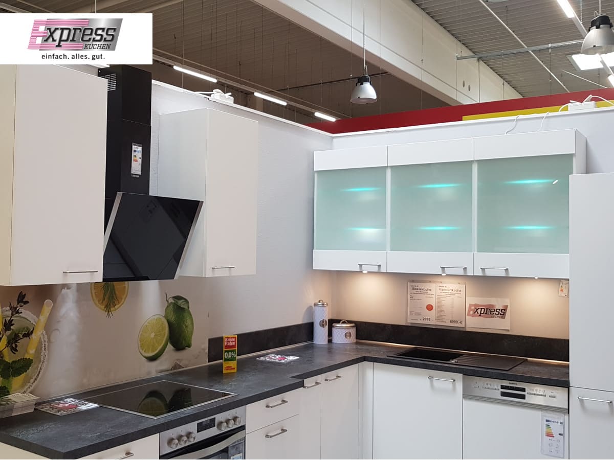 Eckküche 315 x 275 cm - mit Geräten - Küchenfronten matt - MOON