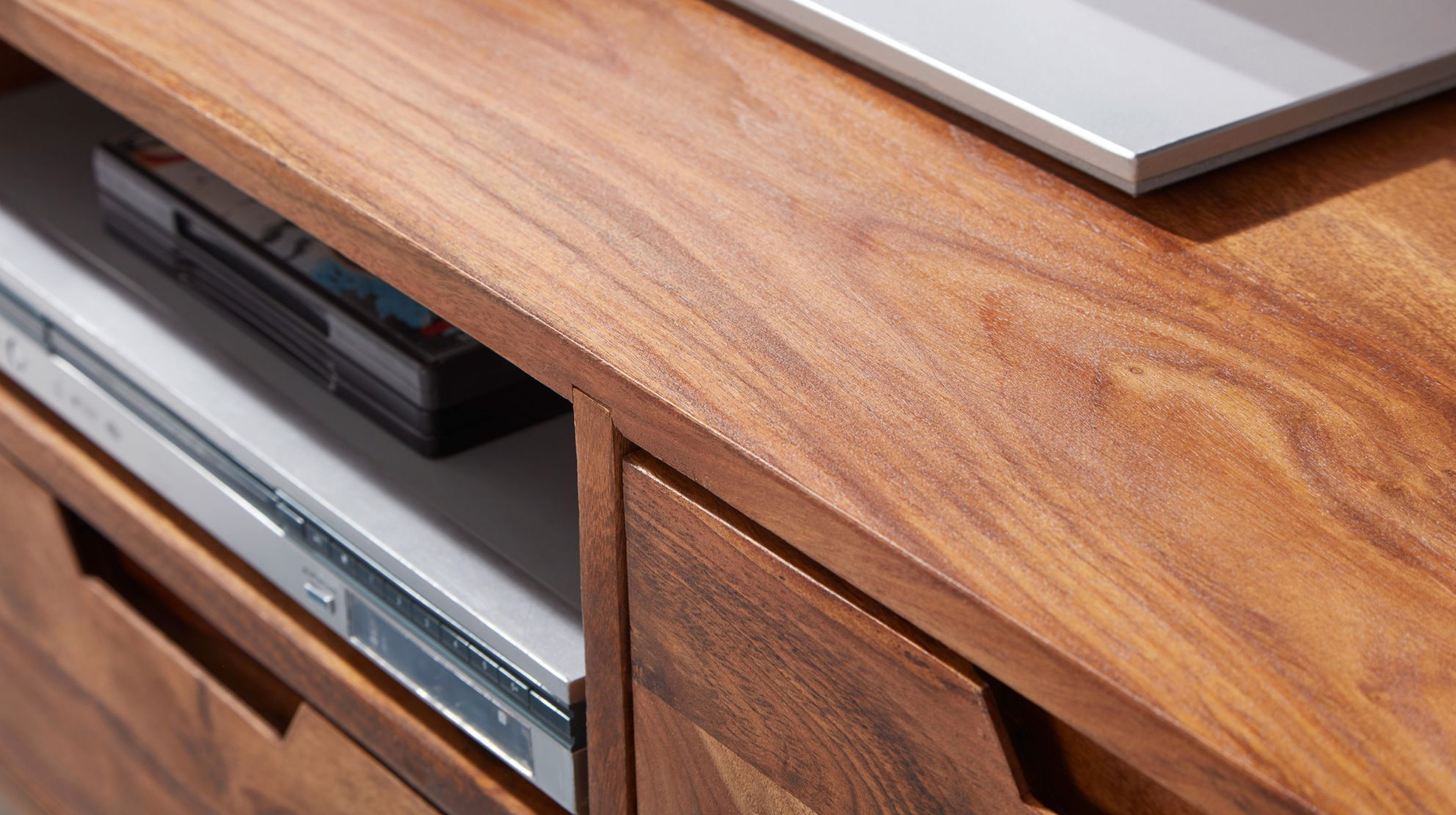 TV-Lowboard Sheeshamholz massiv gebeizt 135 cm - HALLA 