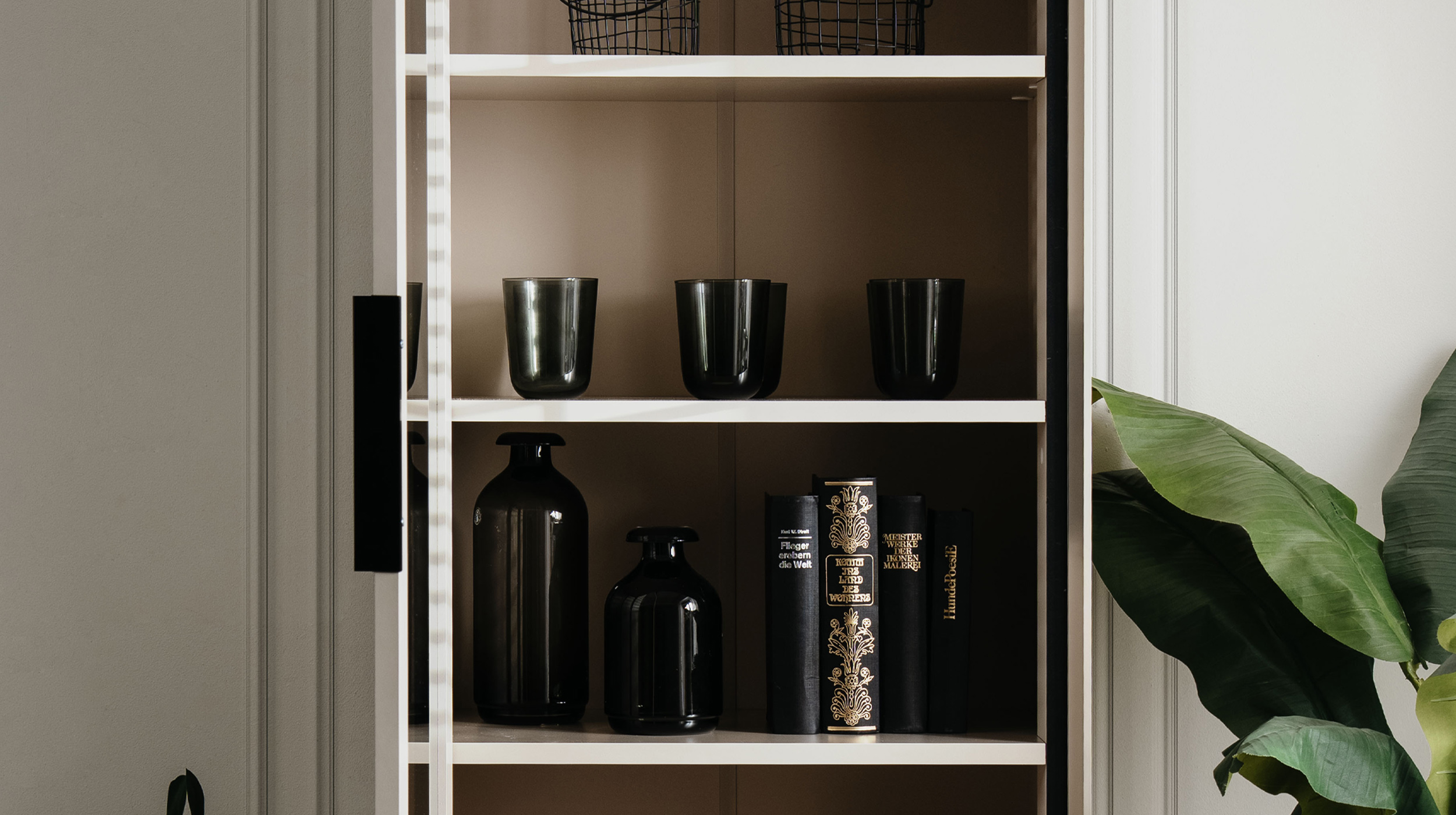 Vitrine mit Glastür beige schwarz Breite 60 cm - ARONA
