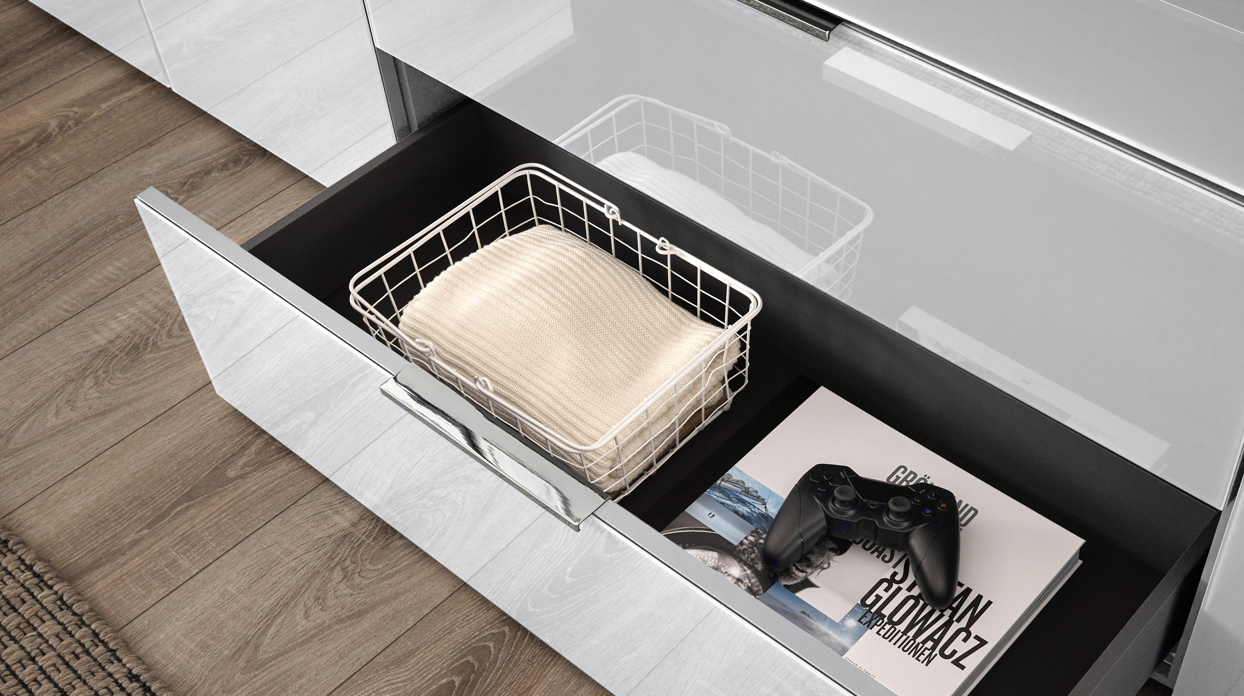 Kommode 4 Schubladen - weiß - Glasfront - 135 cm - SANTORIN