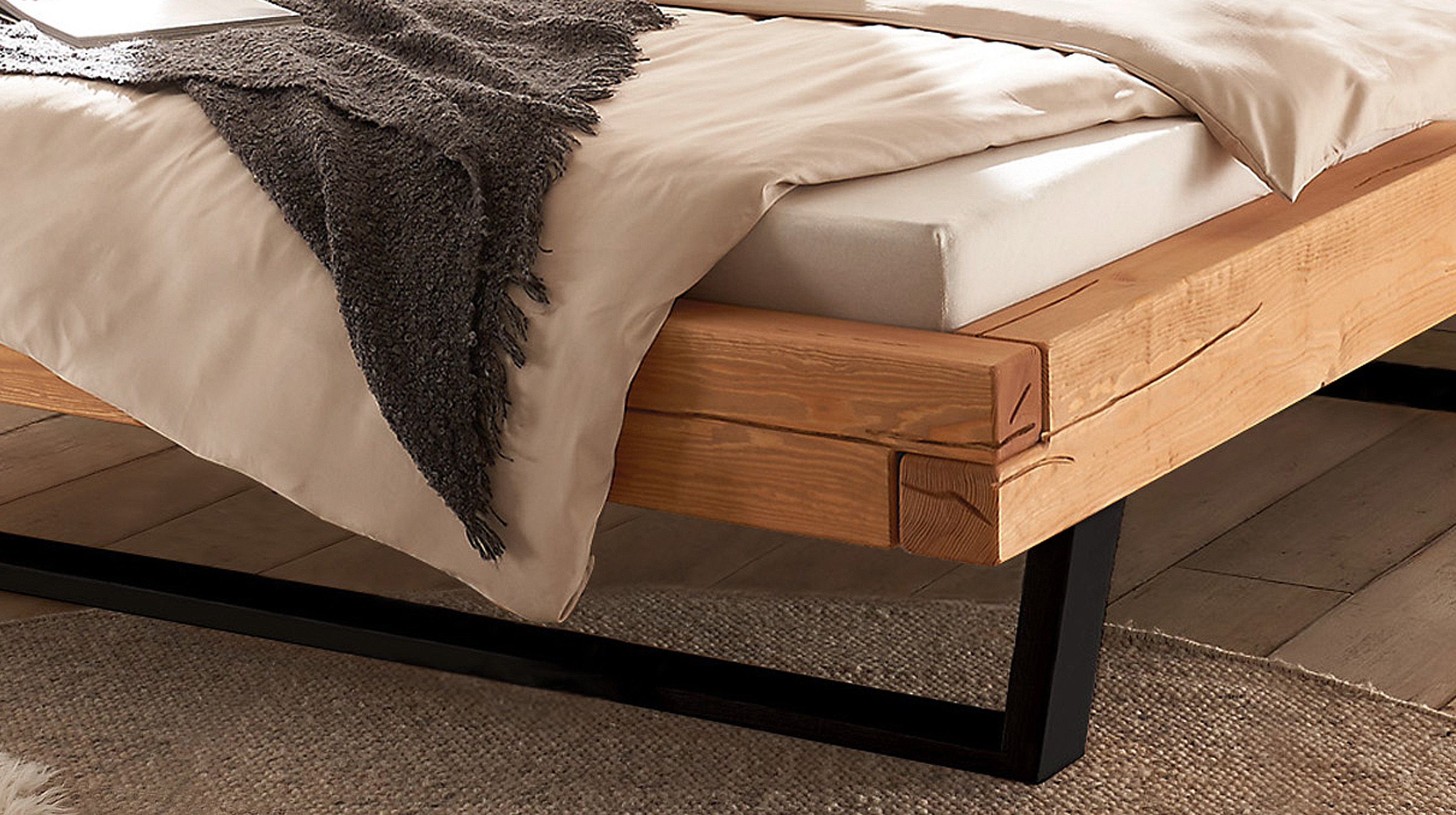 Balkenbett 140 cm Kiefer massiv Polsterkopfteil - U-Gestell - NORDEN