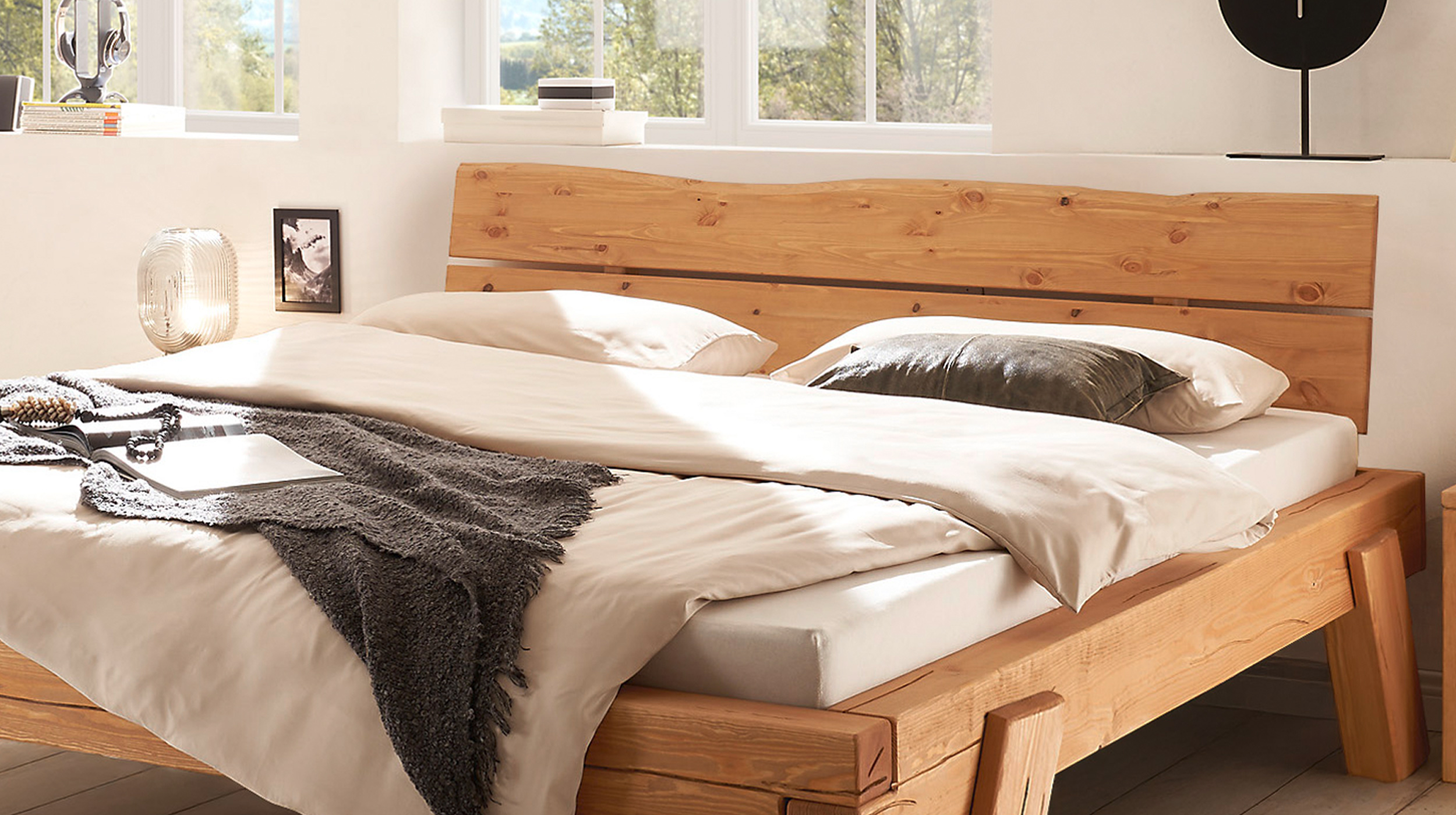 Balkenbett Massivholzbett 180 cm Kiefer geölt gebeizt - BERGTAL LEAN