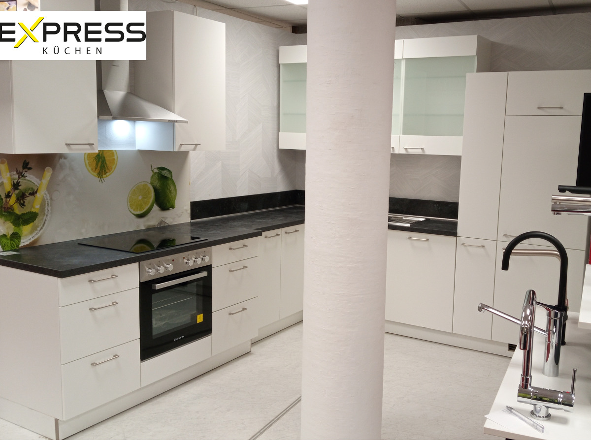 Eckküche  ca. 305 x 275 cm - mit Geräten - Küchenfronten Lack matt - CLEAN