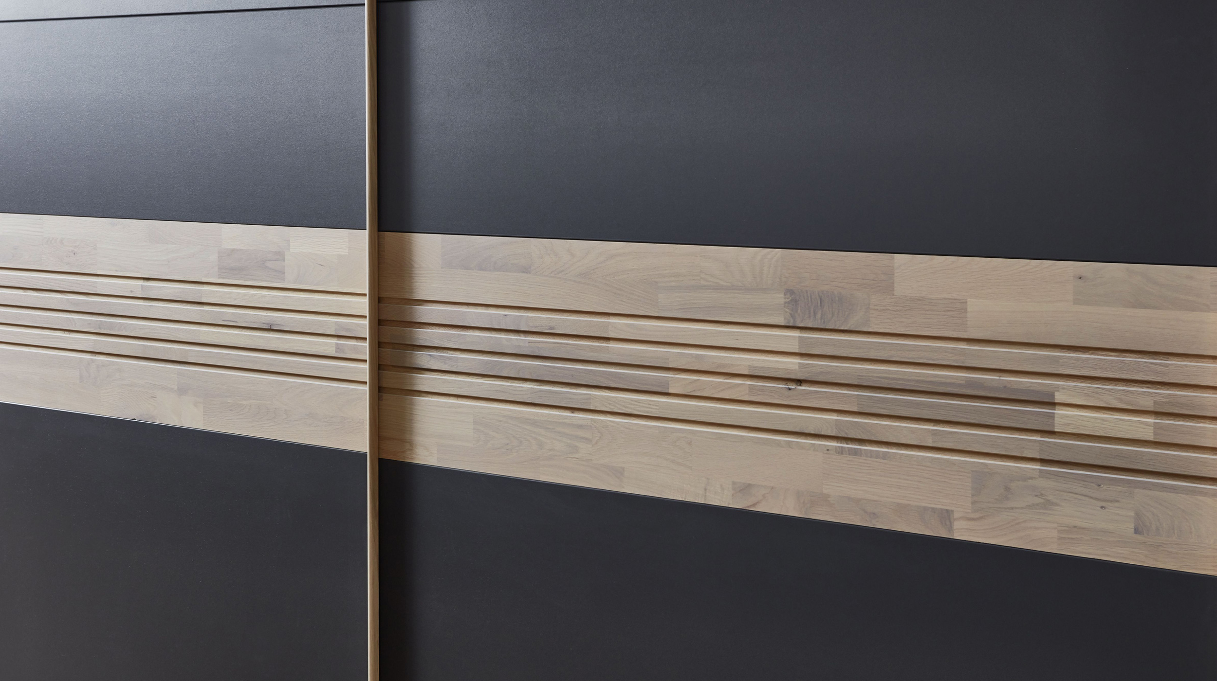 Schwebetürenschrank graphit - Eiche Massivholz - 250 cm - TIROL Schwebetürenschrank graphit - Eiche Massivholz - 250 cm - TIROL