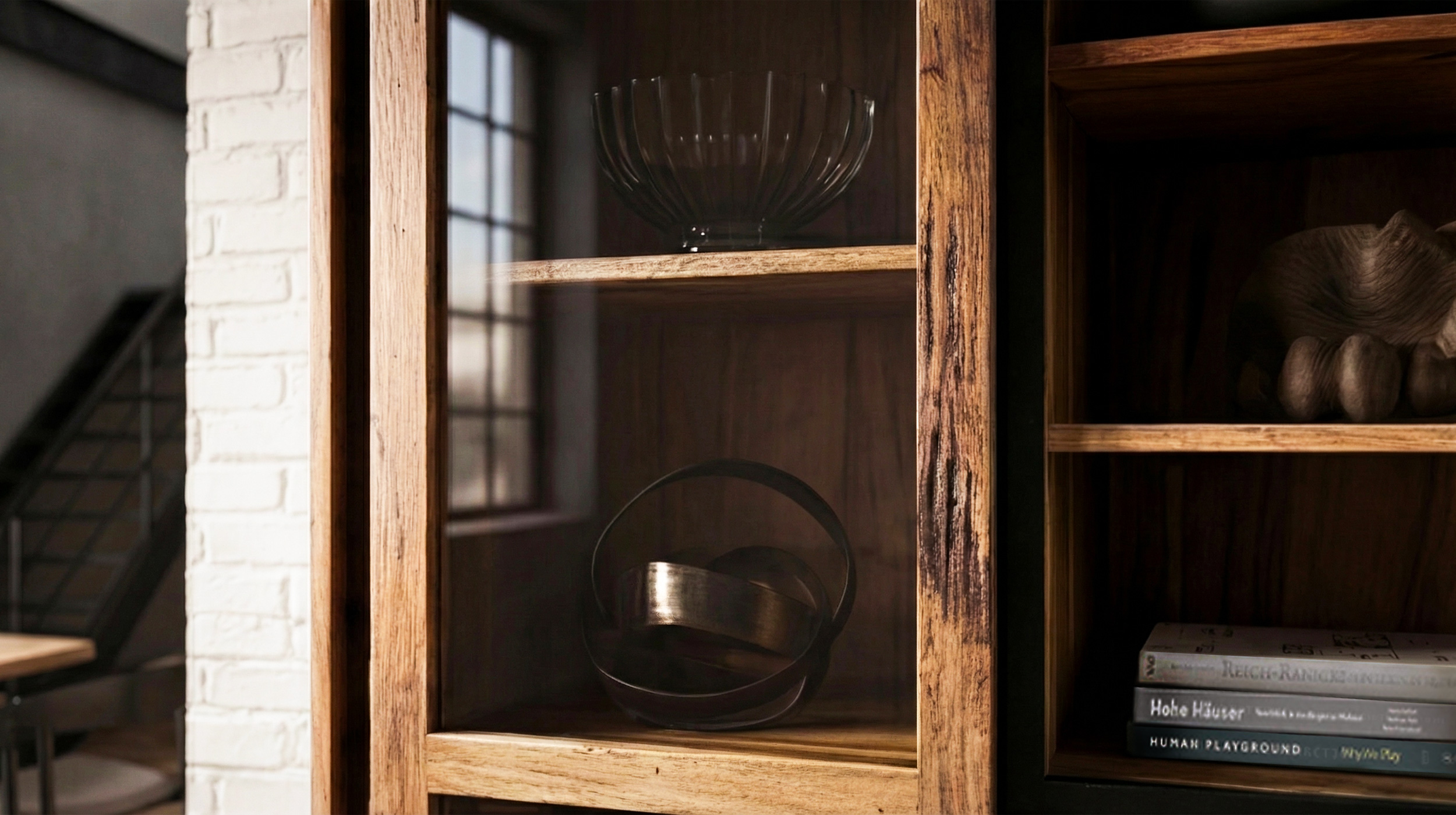 Vitrine Akazie Altholz massiv montiert - 100 cm Glastür - NARVIK