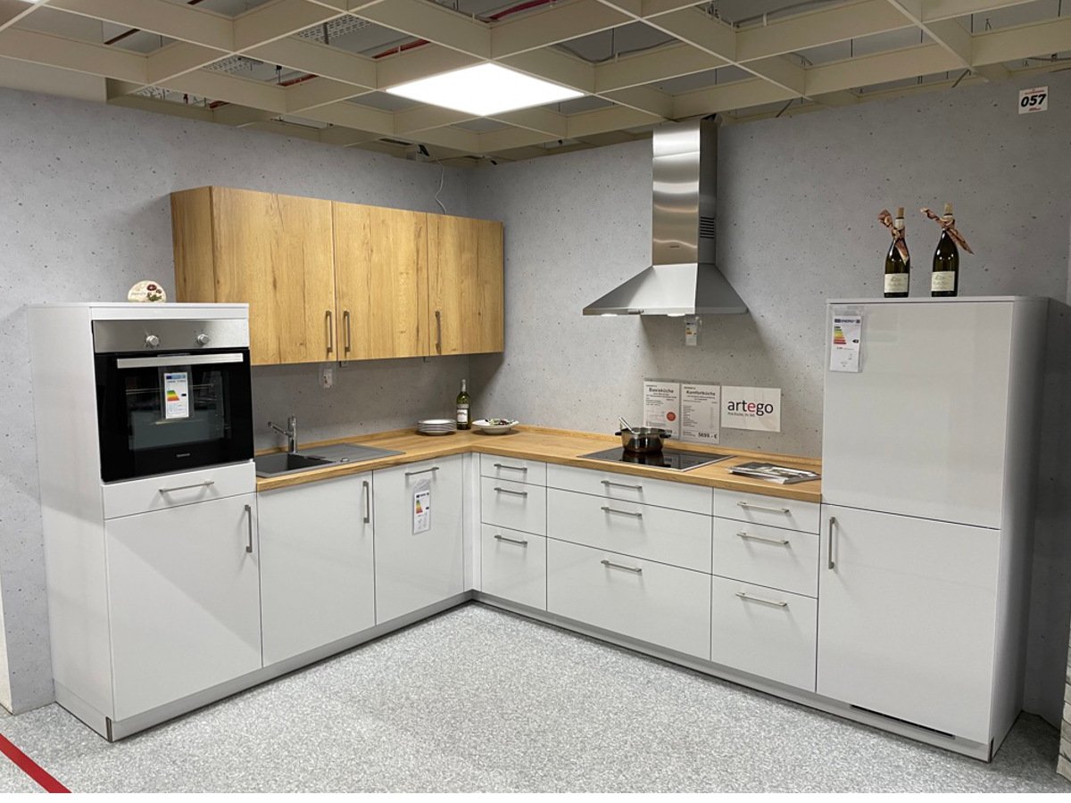 Eckküche 305 x 235 cm - mit Geräten - Küchefronten hochglanz - ECO