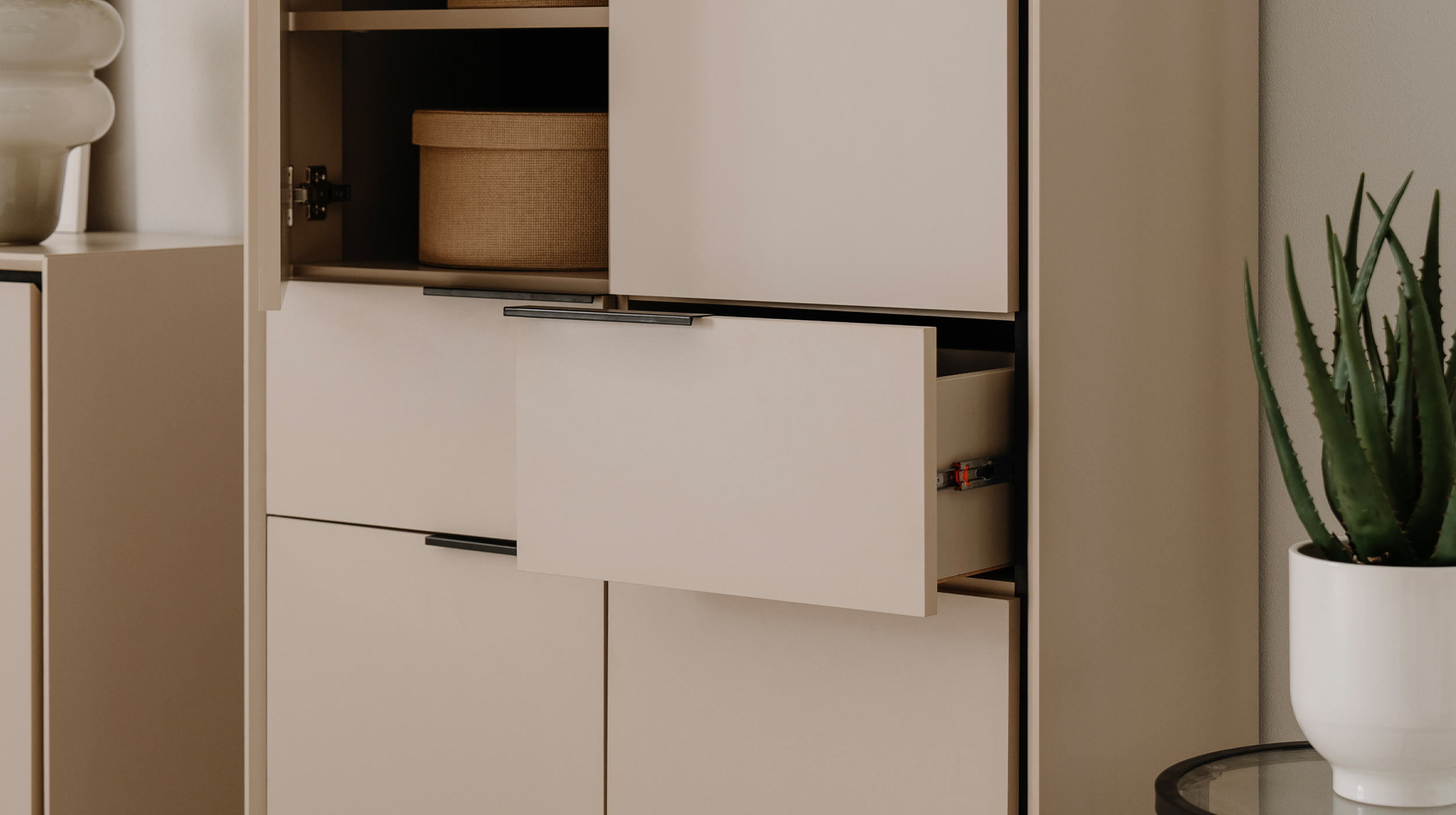Highboard 4 Türen 2 Schubladen beige schwarz 90 cm - ARONA