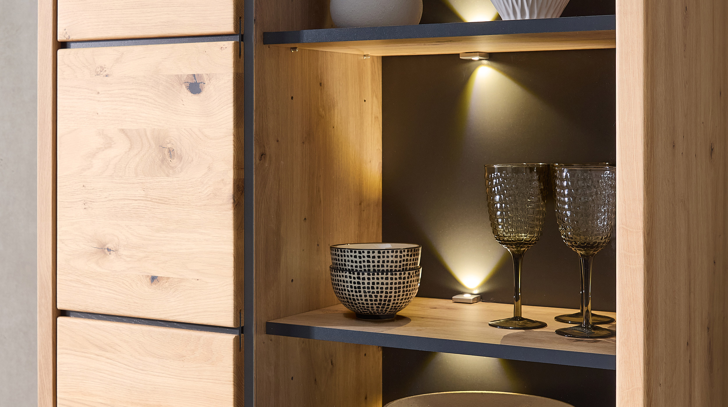 Vitrine mit Beleuchtung Wildeiche teilmassiv Breite 85 cm - CATANIA