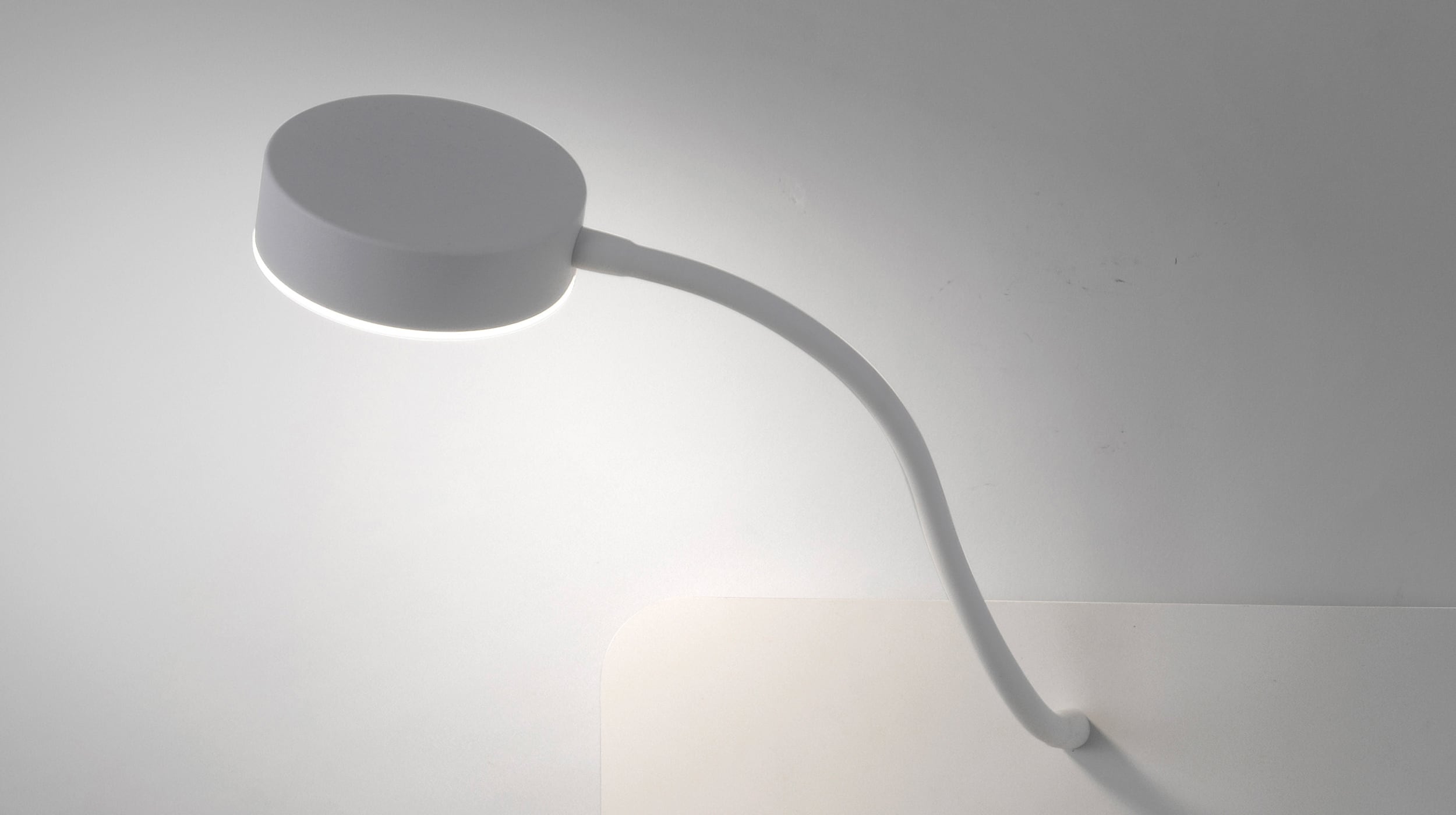 Wandlampe LED weiß 51 cm drehbar mit Ablage - BOARD 