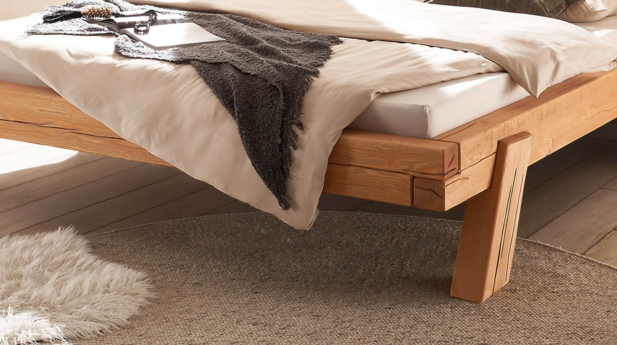 Balkenbett Massivholzbett 180 cm Kiefer geölt gebeizt - BERGTAL LEAN