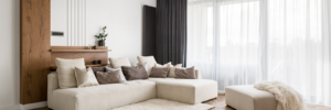 Beiges Sofa mit verschiedenen Kissen in einem Wohnzimmer