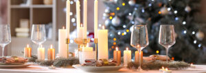 So decken und dekorieren Sie Ihren Esstisch zu Weihnachten festlich und stimmungsvoll