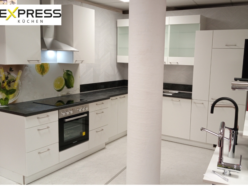 Eckküche  ca. 305 x 275 cm - mit Geräten - Küchenfronten Lack matt - CLEAN